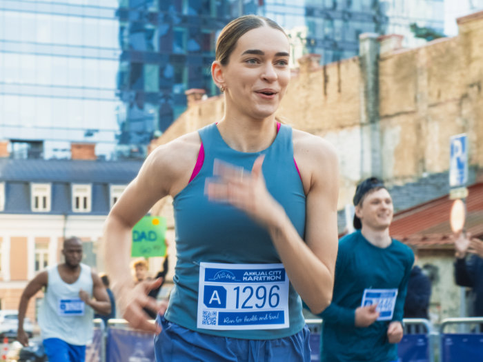 Frau läuft Marathon